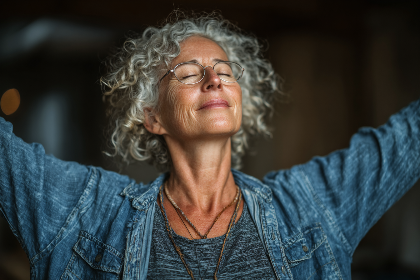 Група людей зрілого віку практикує йогу разом у світлій студії